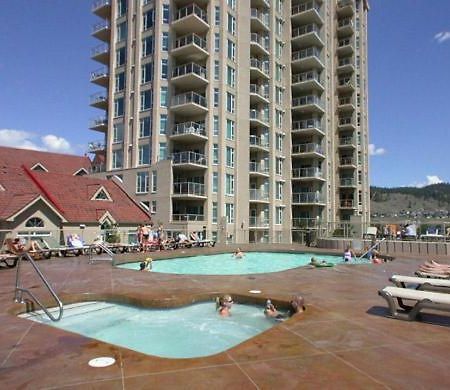 Sunset Waterfront Resort By Kelownacondorentals Eksteriør billede