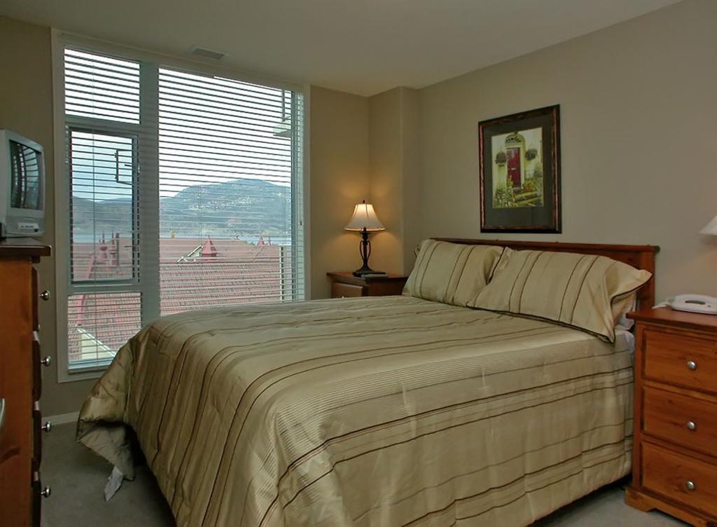 Sunset Waterfront Resort By Kelownacondorentals Eksteriør billede