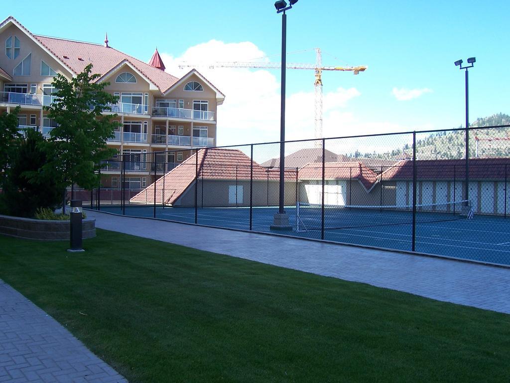 Sunset Waterfront Resort By Kelownacondorentals Eksteriør billede