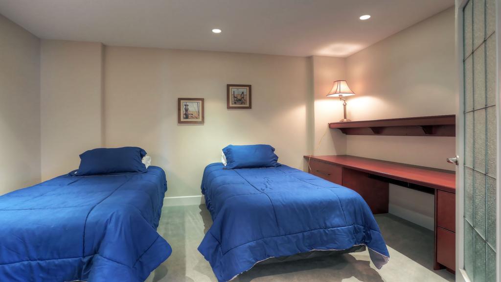 Sunset Waterfront Resort By Kelownacondorentals Eksteriør billede