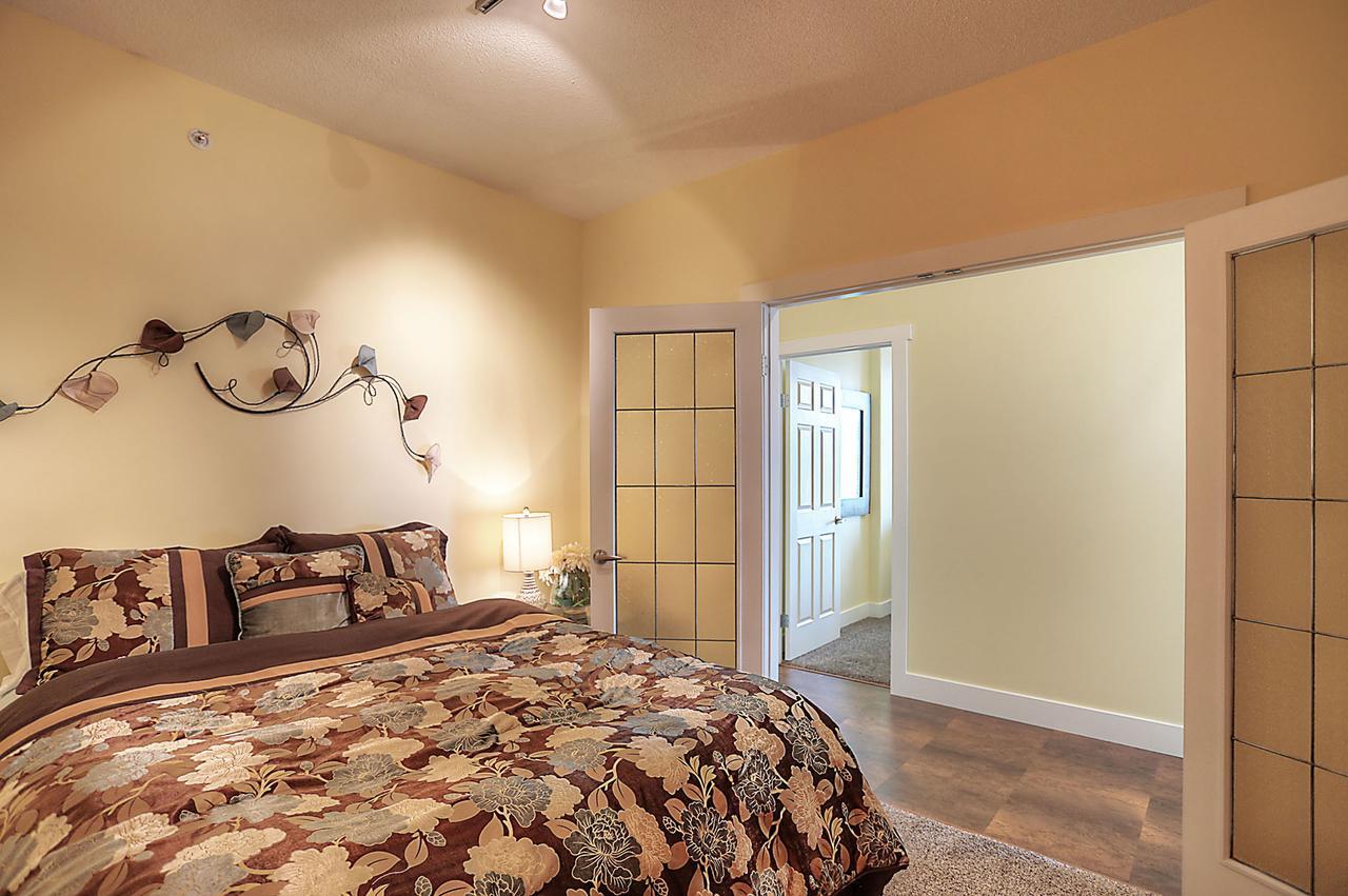 Sunset Waterfront Resort By Kelownacondorentals Eksteriør billede