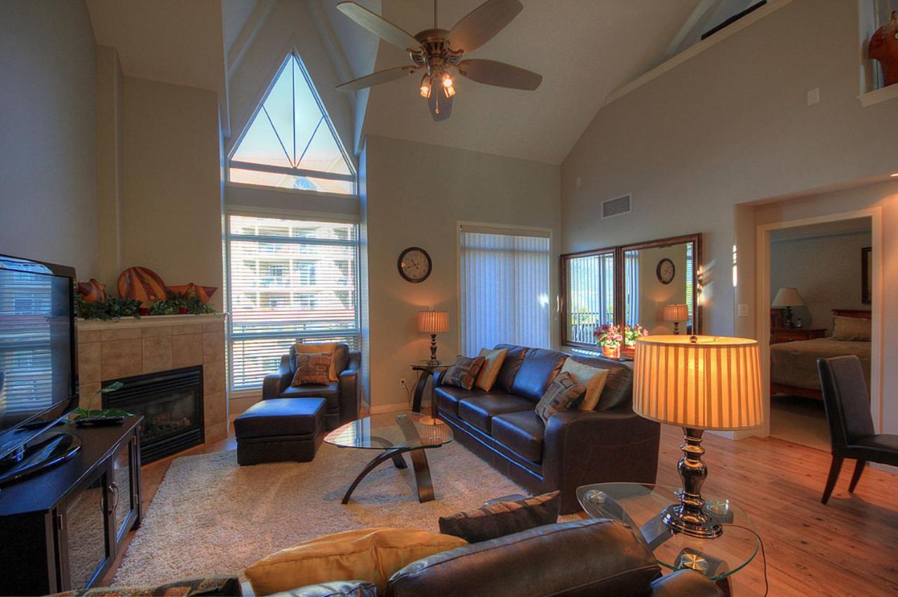 Sunset Waterfront Resort By Kelownacondorentals Eksteriør billede